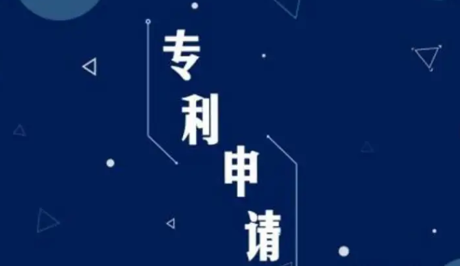 通过预审的专利申请，申请人何时向国家知识产权局缴纳哪些费用？