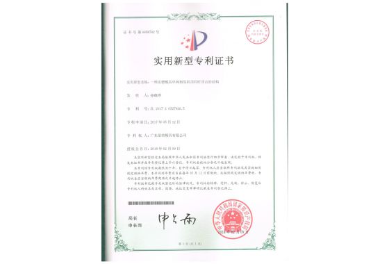 一种注塑模具中两相邻斜顶同时顶出的结构